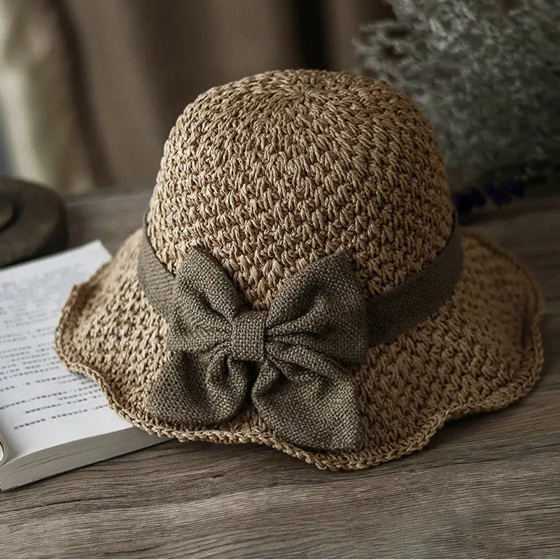 Keresed a tökéletes nyári kalapot, ami véd a naptól és stílusos is egyszerre? ☀️ 🏖️👒 Elegáns, fonott szalmakalap masnival