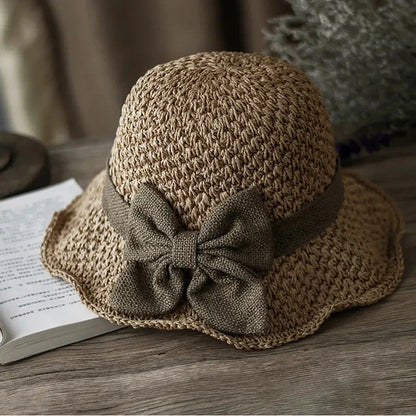 Keresed a tökéletes nyári kalapot, ami véd a naptól és stílusos is egyszerre? ☀️ 🏖️👒 Elegáns, fonott szalmakalap masnival