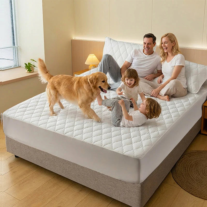 Benne vagy az ágynemű védelmében, és nem akarod, hogy foltok vagy nedvesség tönkretegyék a matracodat? 😌 🛏️ Vízálló, bélelt matracvédő és párnahuzat szett