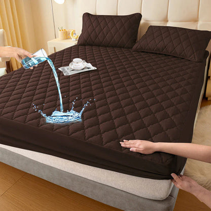 Benne vagy az ágynemű védelmében, és nem akarod, hogy foltok vagy nedvesség tönkretegyék a matracodat? 😌 🛏️ Vízálló, bélelt matracvédő és párnahuzat szett
