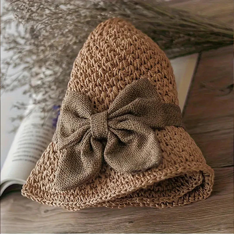Keresed a tökéletes nyári kalapot, ami véd a naptól és stílusos is egyszerre? ☀️ 🏖️👒 Elegáns, fonott szalmakalap masnival